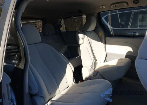 2014 Toyota Sienna Le V6 8 Passenger z USA, uszkodzony, nr VIN 5TDKK3DC8ES483198